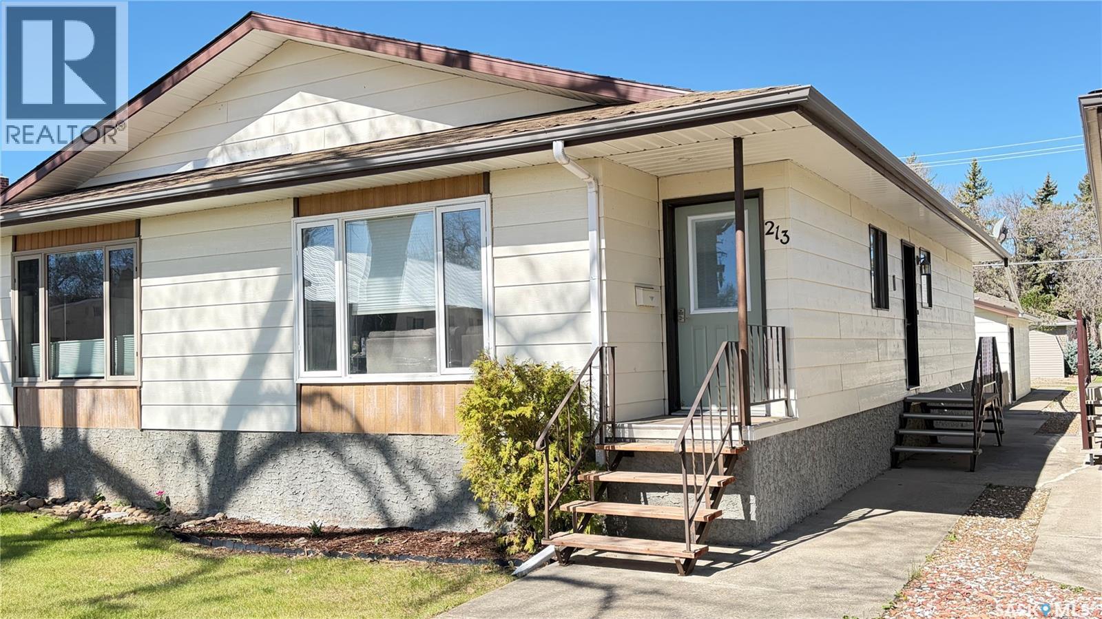 213 Maple Street, Maple Creek, Saskatchewan  S0N 1N0 - Photo 1 - SK035735