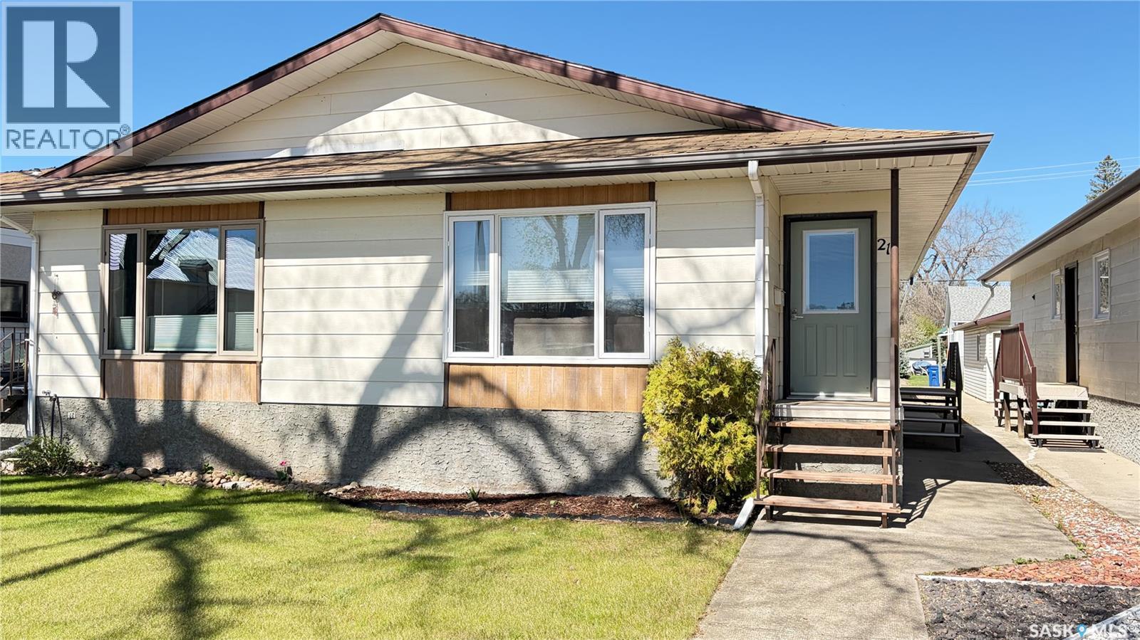 213 Maple Street, Maple Creek, Saskatchewan  S0N 1N0 - Photo 2 - SK035735