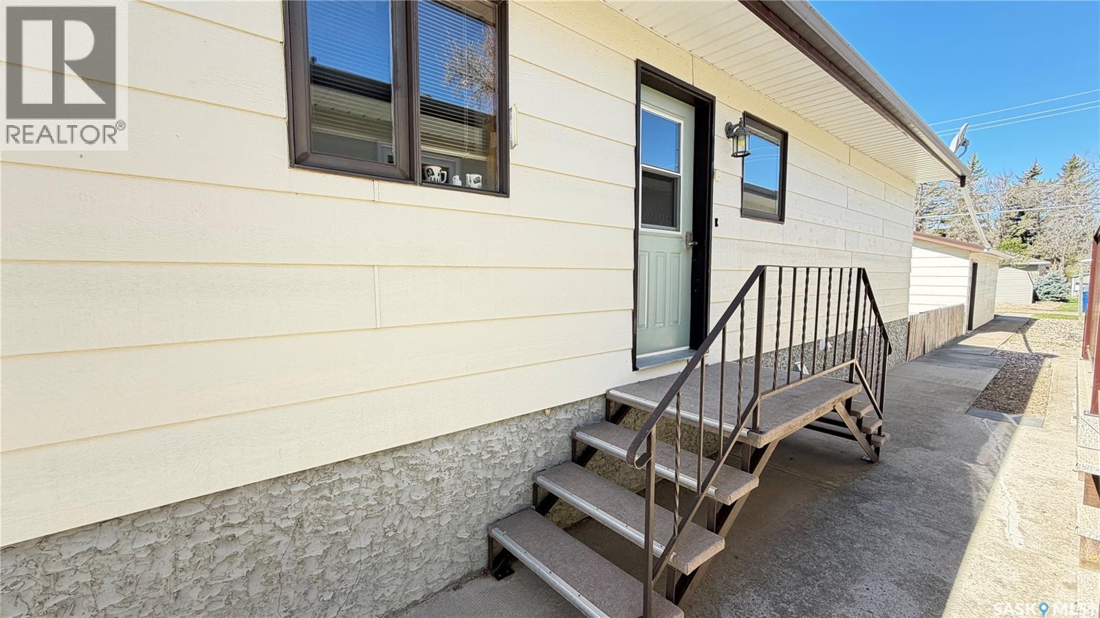 213 Maple Street, Maple Creek, Saskatchewan  S0N 1N0 - Photo 3 - SK035735