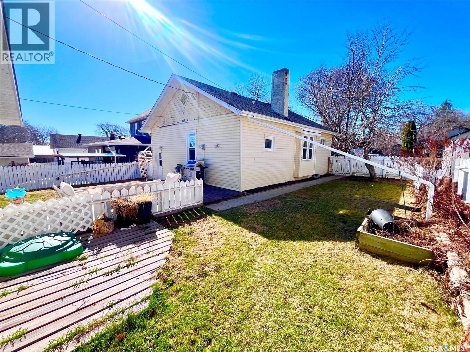 148 21st Street E, Prince Albert, Saskatchewan  S6V 1M1 - Photo 2 - SK035693
