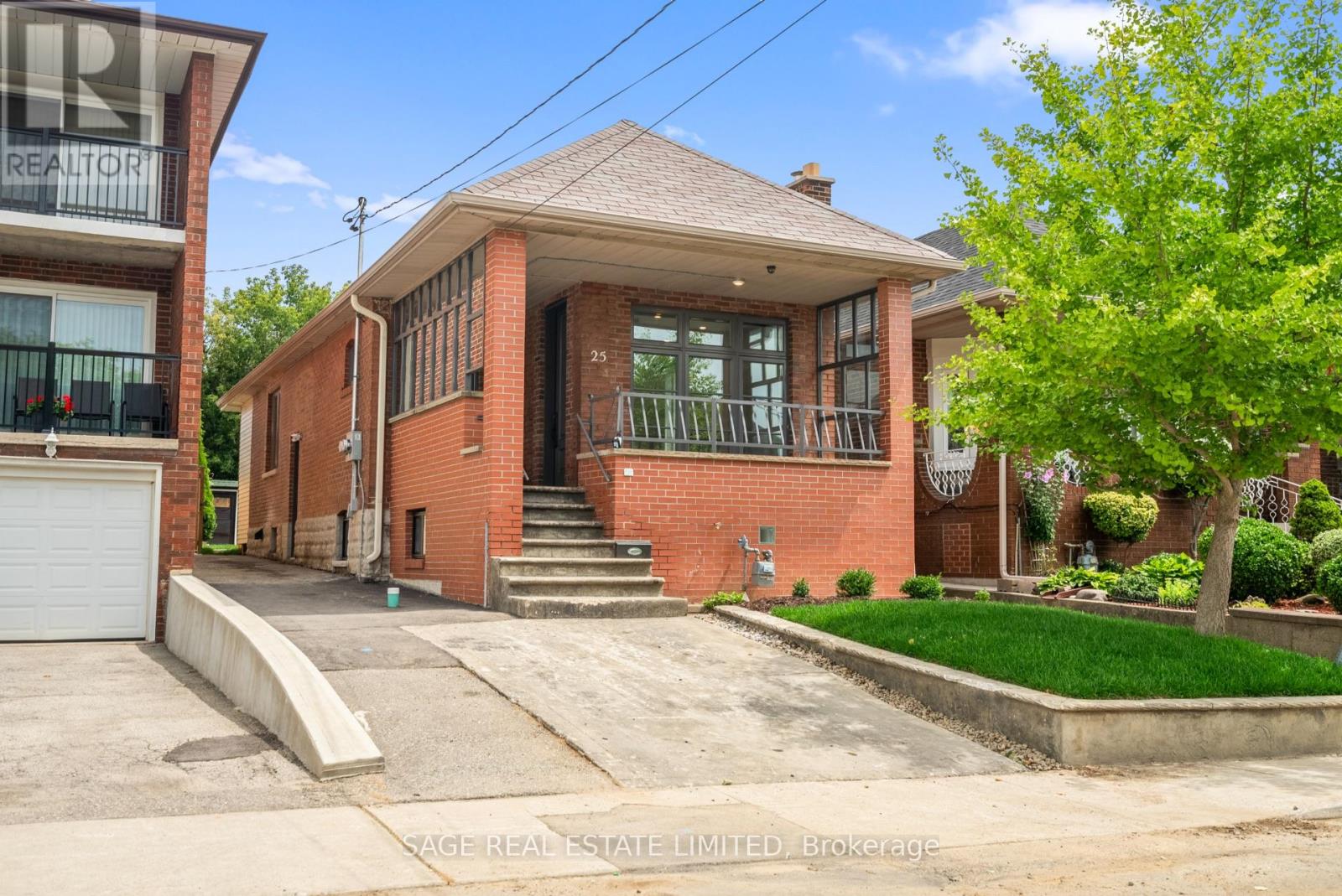 25 Chamberlain Avenue, Toronto, Ontario  M6E 4J7 - Photo 4 - W13117844