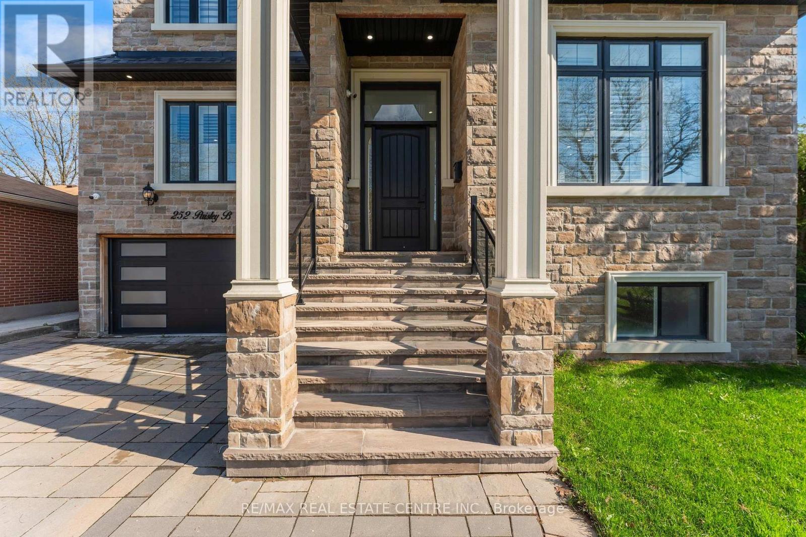252 Paisley Boulevard W, Mississauga, Ontario  L5B 2A4 - Photo 2 - W13117894