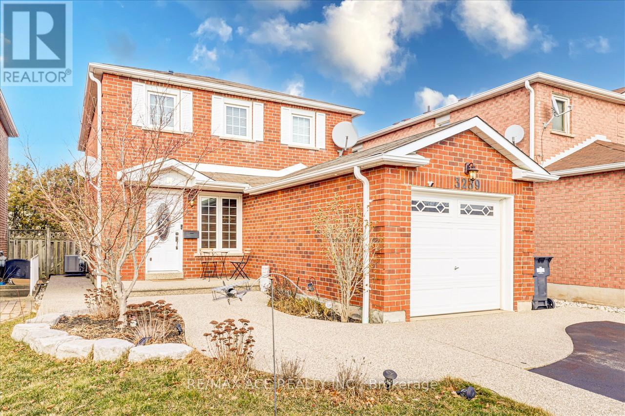 3239 Valcourt Crescent, Mississauga, Ontario  L5L 5G9 - Photo 3 - W13117940