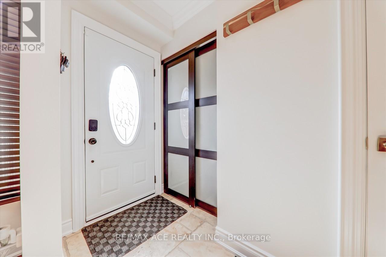 3239 Valcourt Crescent, Mississauga, Ontario  L5L 5G9 - Photo 5 - W13117940