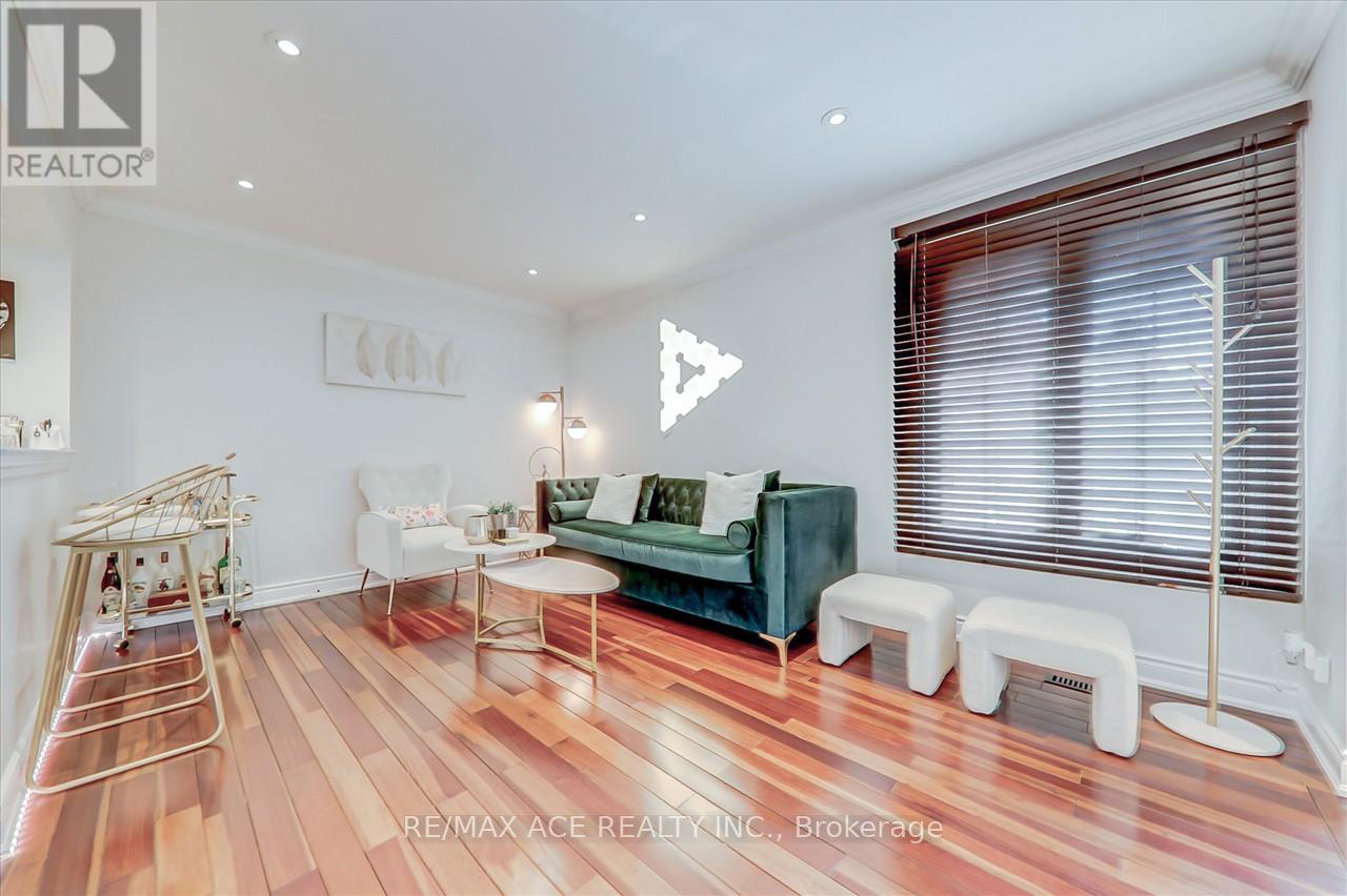 3239 Valcourt Crescent, Mississauga, Ontario  L5L 5G9 - Photo 7 - W13117940