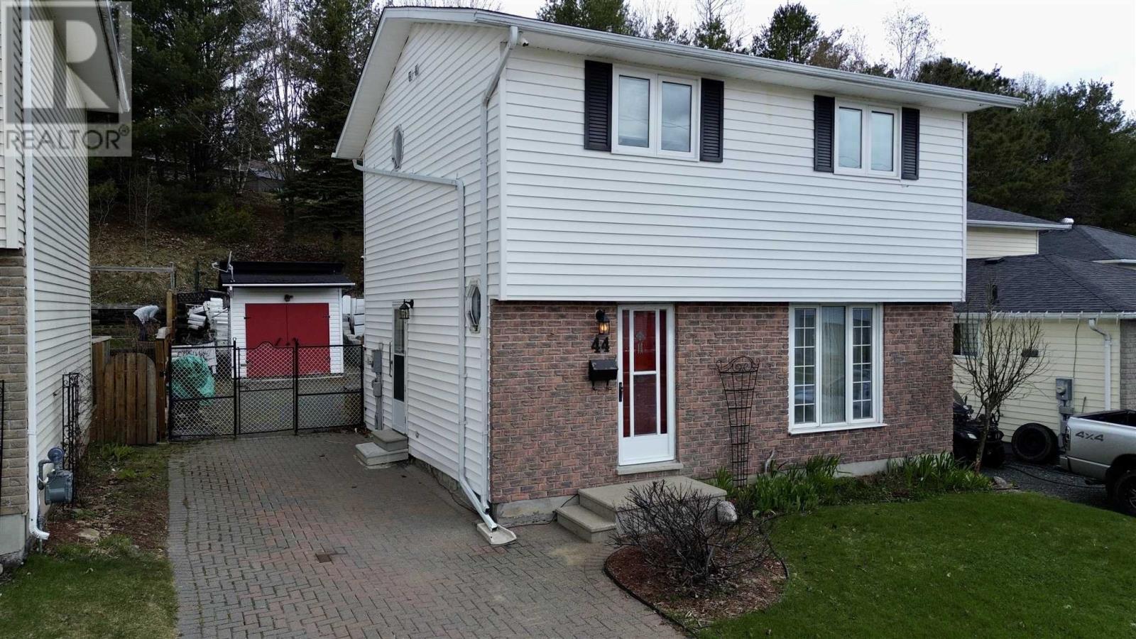 44 Hergott Ave, Elliot Lake, Ontario  P5A 3A8 - Photo 2 - SM260983