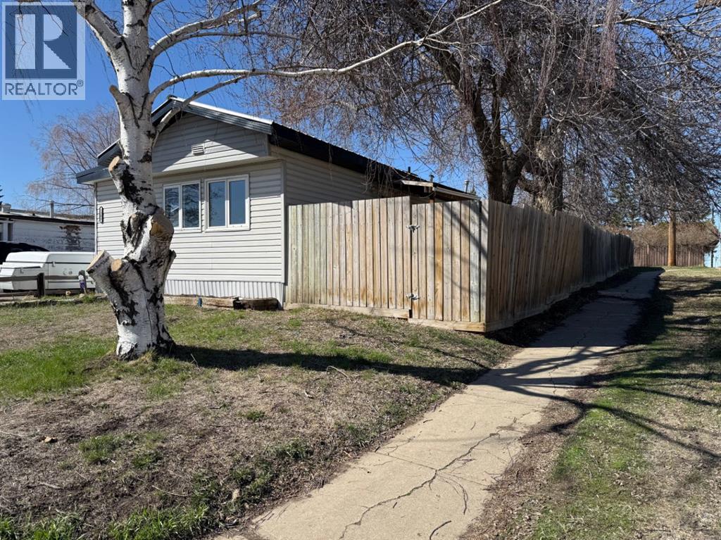 5202 56b Street, Lloydminster, Alberta  T9V 1M6 - Photo 1 - A2310351