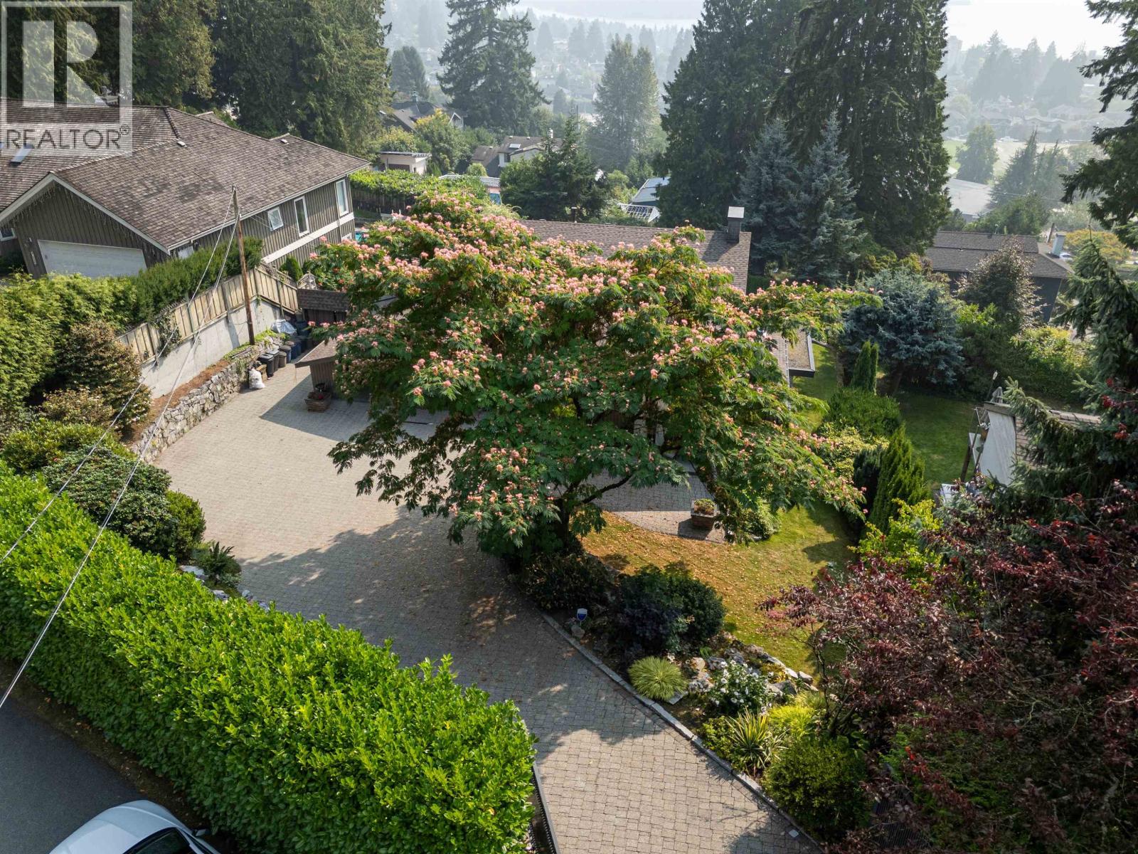 1240 Nepal Crescent, West Vancouver, British Columbia V7T 2H3 - Photo 2 - R3122662