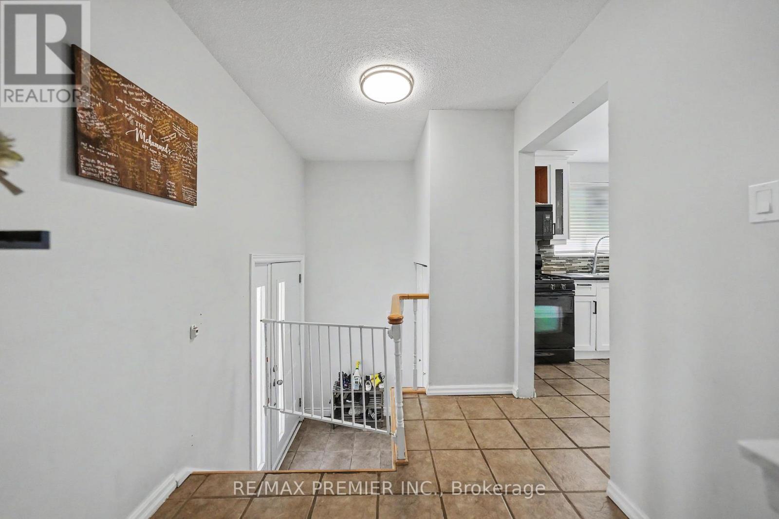 249 Britannia Avenue, Bradford West Gwillimbury (Bradford), Ontario  L3Z 1A6 - Photo 2 - N13118136