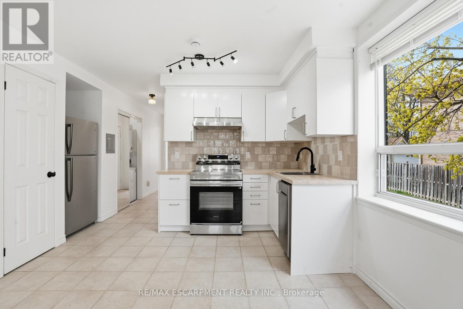 Main Floor - 1049 Glencairn Avenue, Toronto (Yorkdale-Glen Park), Ontario  M6B 2B1 - Photo 7 - W13118002