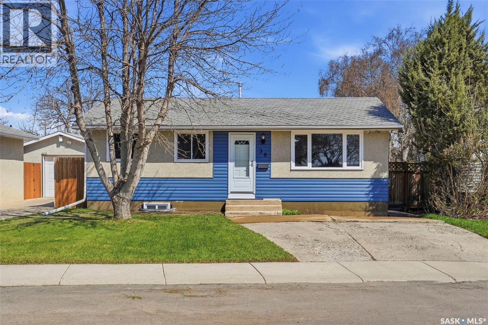 38 Cartier Crescent, Saskatoon, Saskatchewan  S7L 4L7 - Photo 1 - SK035696