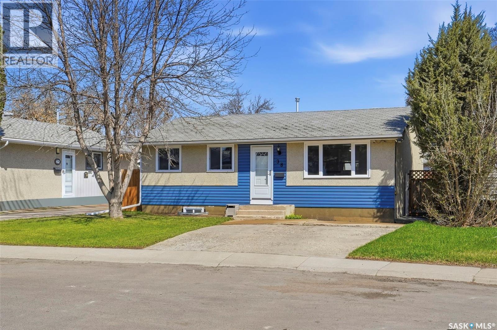 38 Cartier Crescent, Saskatoon, Saskatchewan  S7L 4L7 - Photo 2 - SK035696
