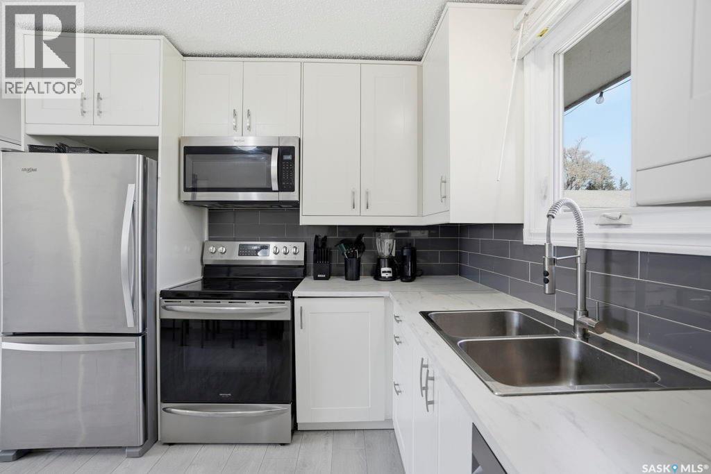 38 Cartier Crescent, Saskatoon, Saskatchewan  S7L 4L7 - Photo 4 - SK035696
