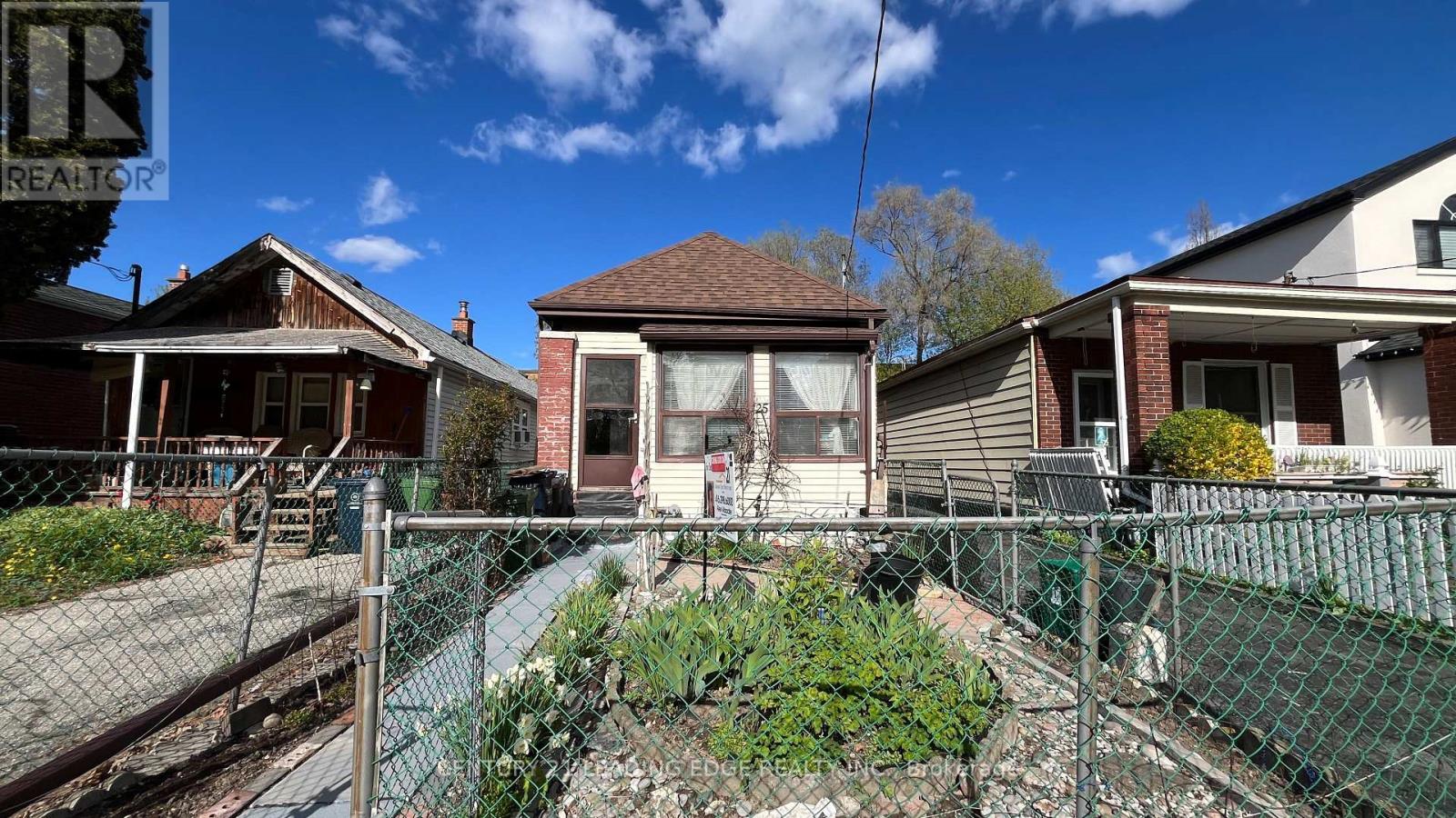 25 MADELAINE AVENUE, Toronto, Ontario