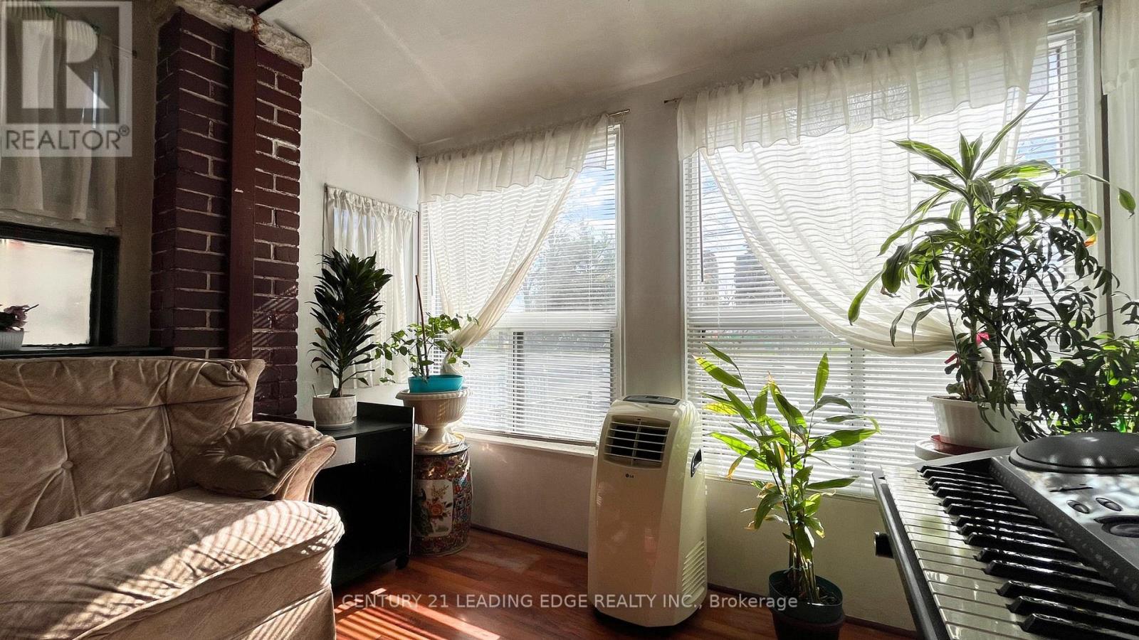 25 Madelaine Avenue, Toronto, Ontario  M1L 2X5 - Photo 6 - E13118014