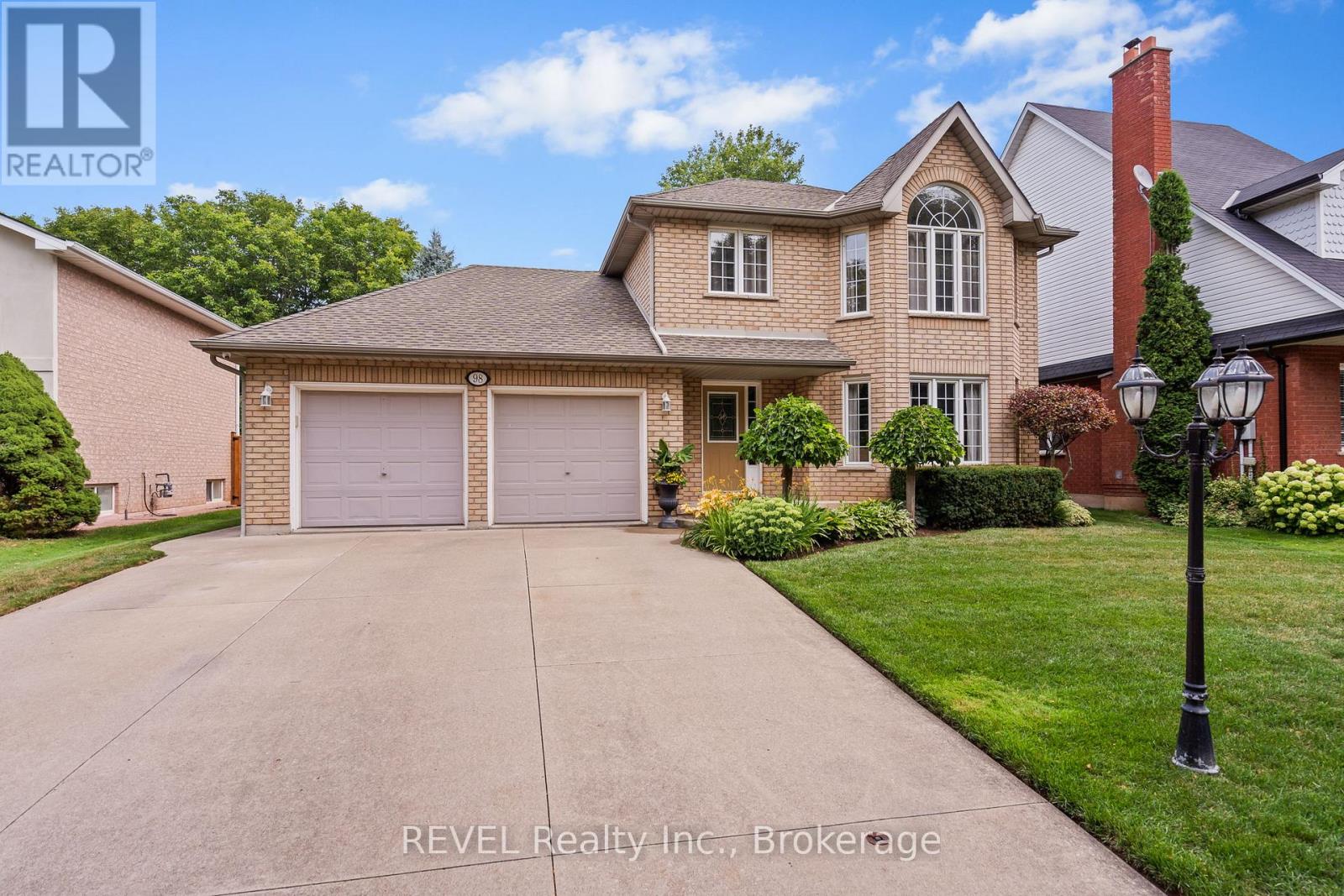 98 Debora Drive, Grimsby, Ontario  L3M 4J3 - Photo 3 - X13118366