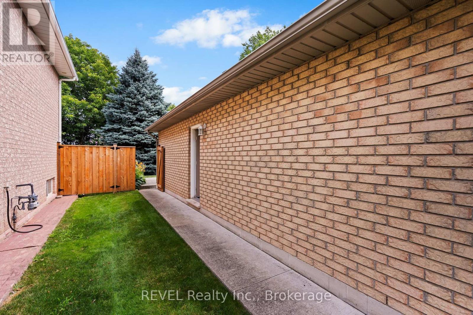 98 Debora Drive, Grimsby, Ontario  L3M 4J3 - Photo 4 - X13118366