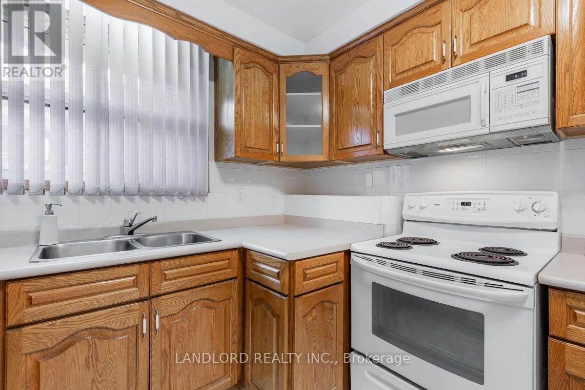 9 Clipper Road, Toronto (Pleasant View), Ontario  M2J 4C8 - Photo 12 - C13118406