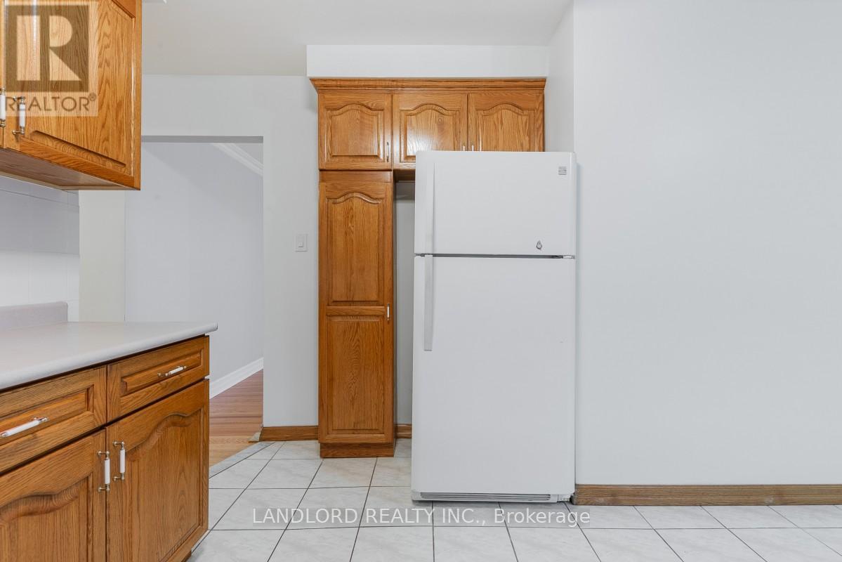 9 Clipper Road, Toronto (Pleasant View), Ontario  M2J 4C8 - Photo 13 - C13118406
