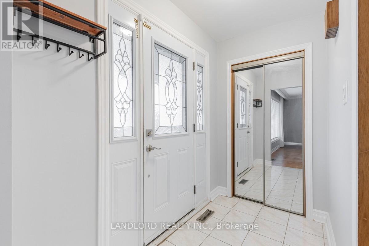 9 Clipper Road, Toronto (Pleasant View), Ontario  M2J 4C8 - Photo 4 - C13118406