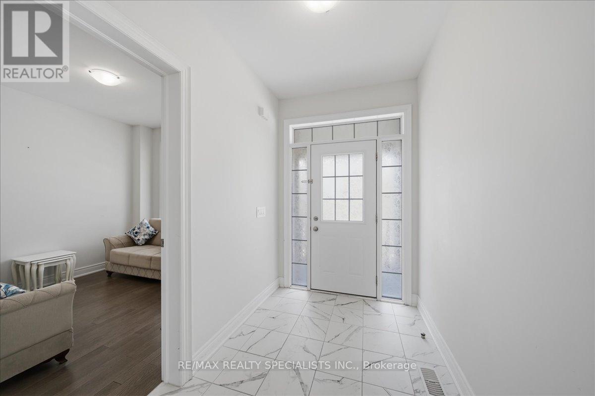1033 Langford Boulevard, Bradford West Gwillimbury, Ontario  L3Z 4K9 - Photo 4 - N13118430