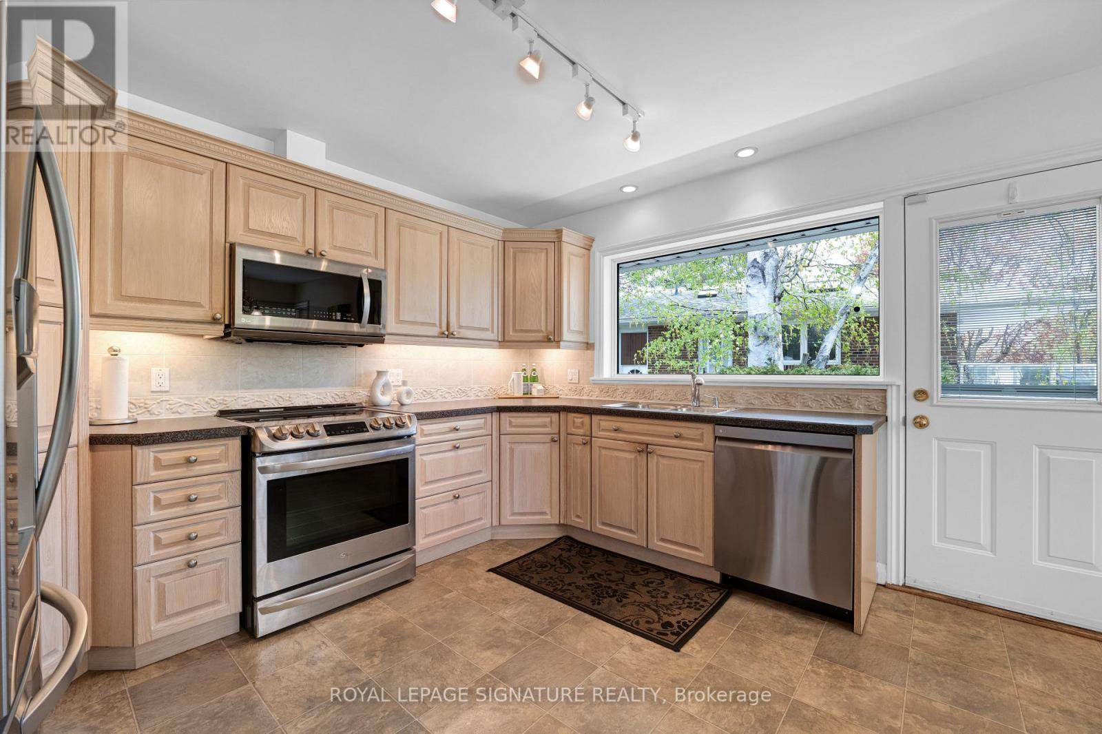 147 Verobeach Boulevard, Toronto, Ontario  M9M 1R2 - Photo 12 - W13118210