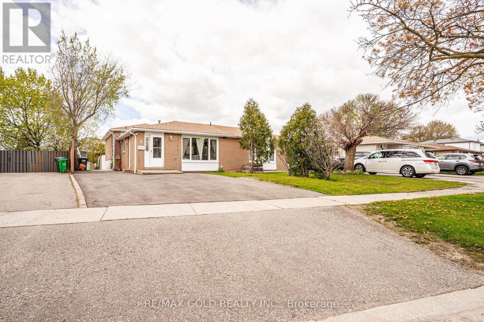 33 Garside Crescent, Brampton, Ontario  L6S 1H5 - Photo 1 - W13118328