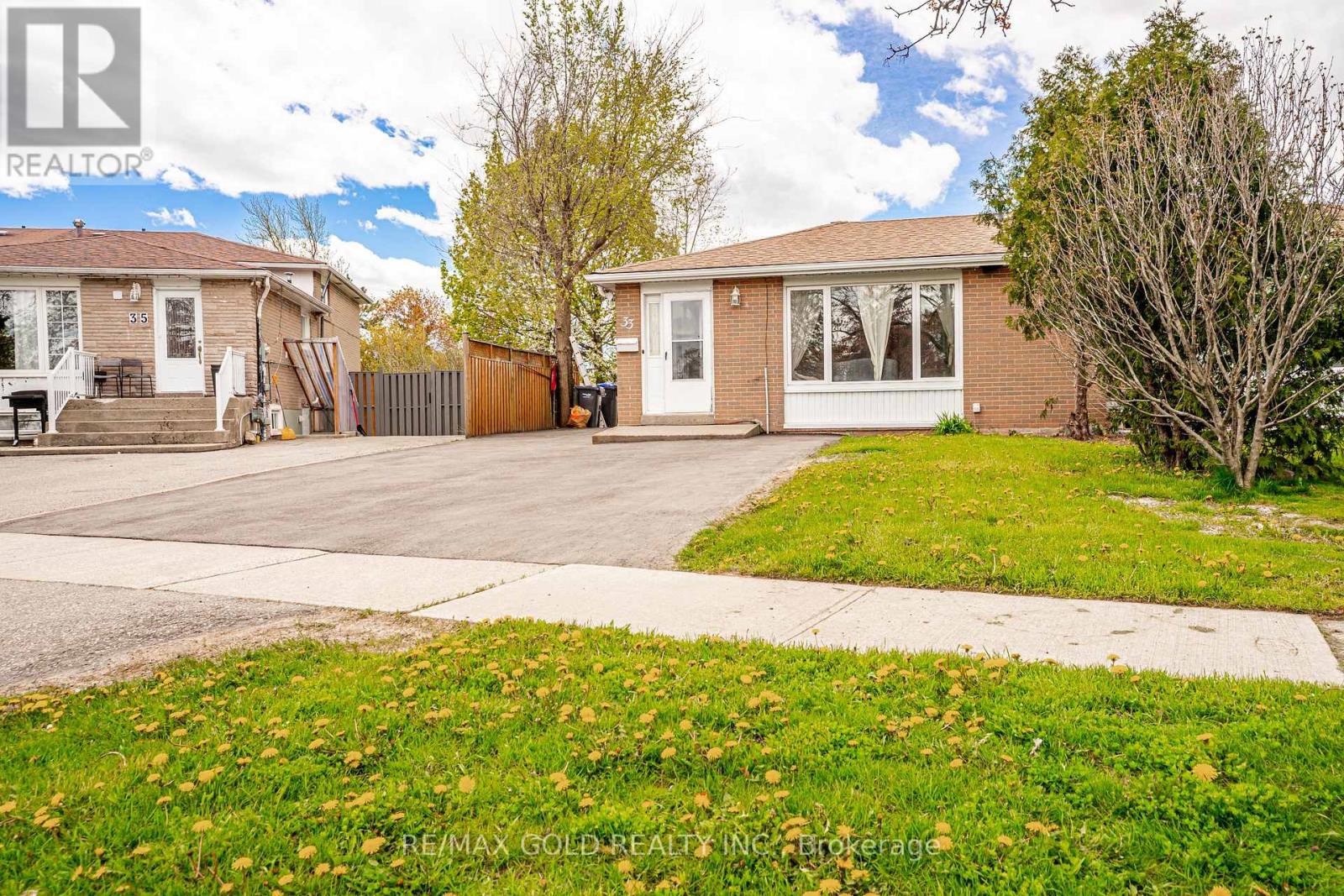 33 Garside Crescent, Brampton, Ontario  L6S 1H5 - Photo 2 - W13118328