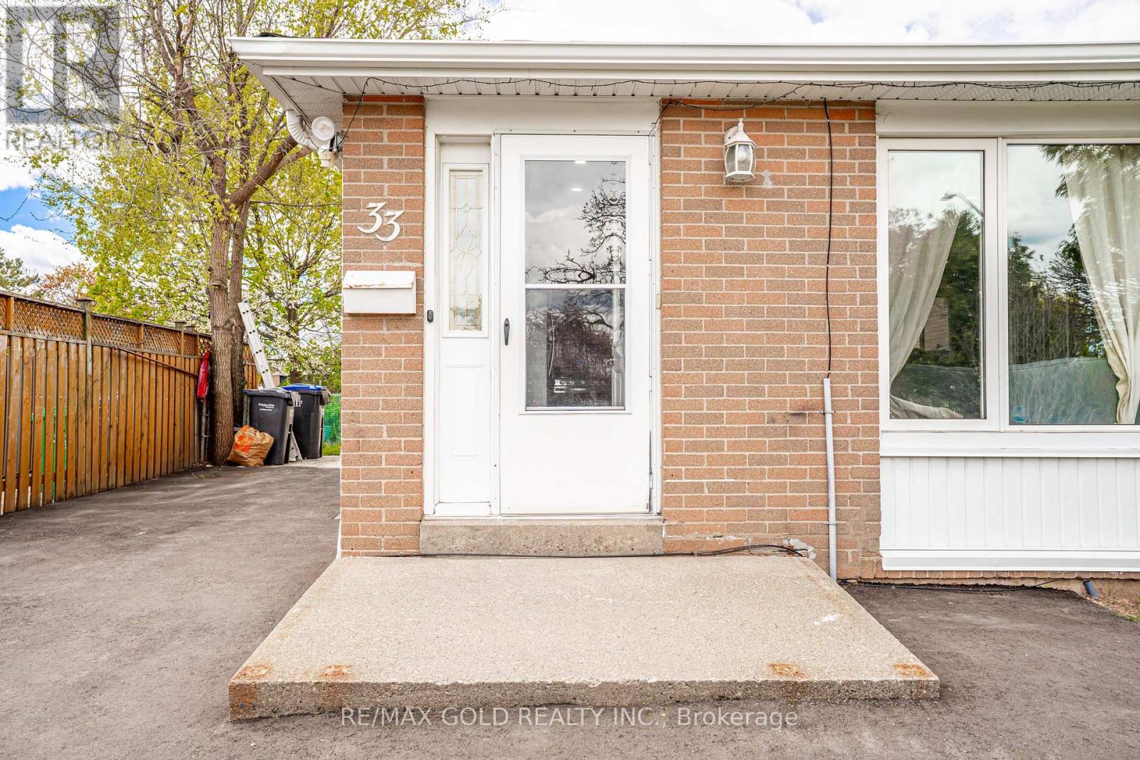 33 Garside Crescent, Brampton, Ontario  L6S 1H5 - Photo 4 - W13118328