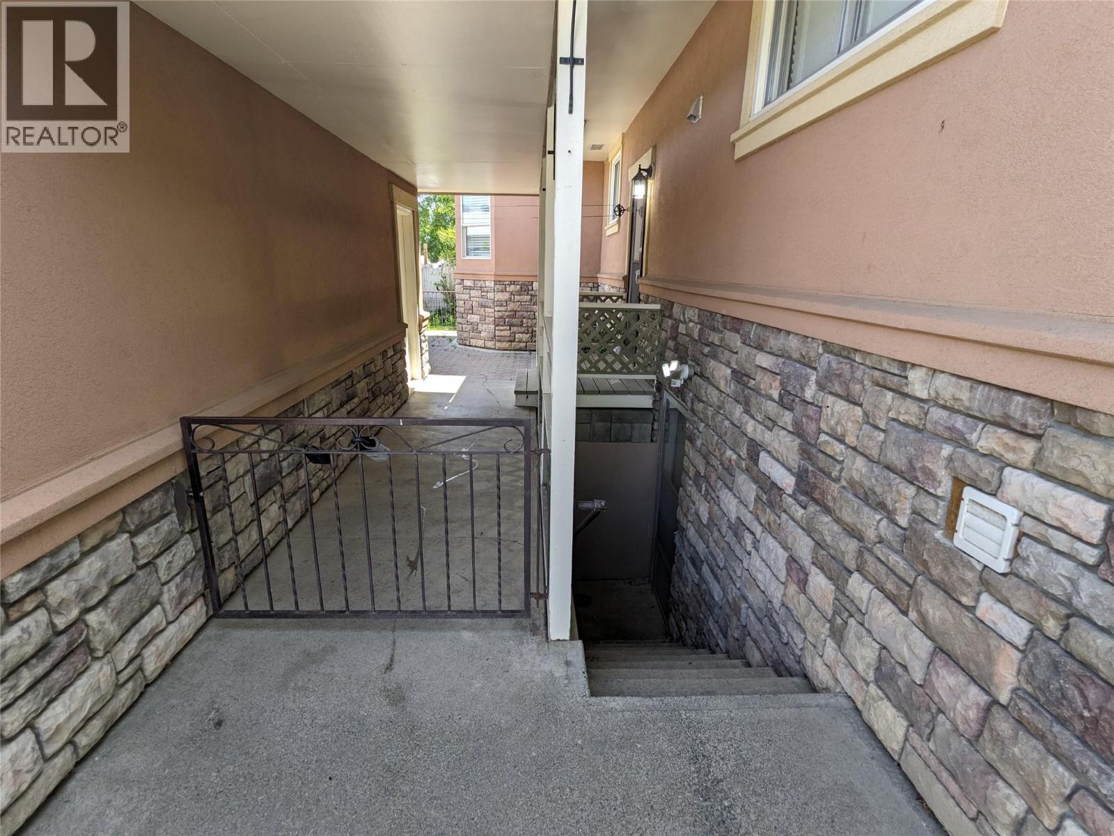 1020 13th Street, Kamloops, British Columbia  V2B 3C9 - Photo 6 - 10387144