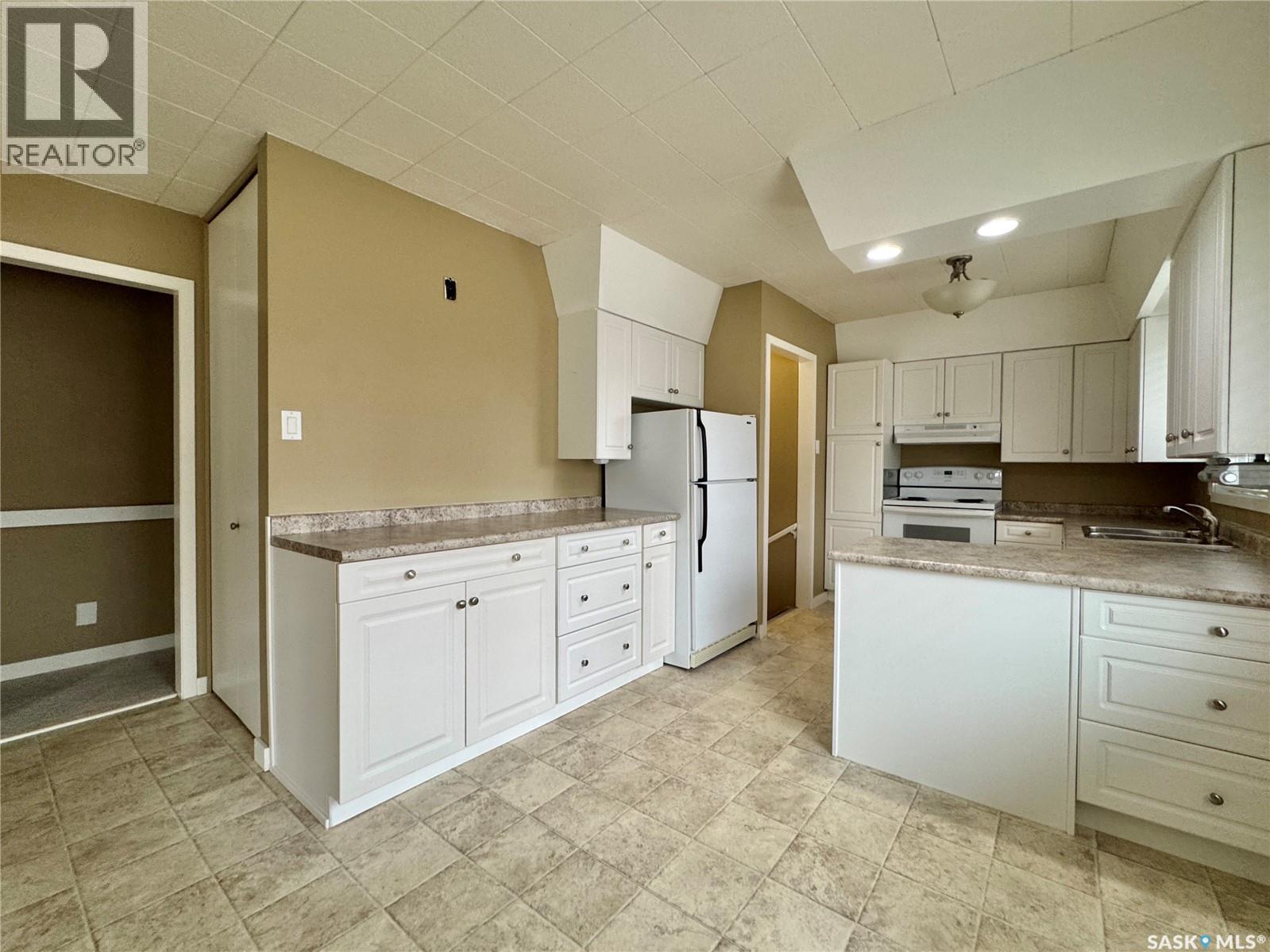 5 Crestwood Crescent, Yorkton, Saskatchewan  S3N 2P2 - Photo 4 - SK035677