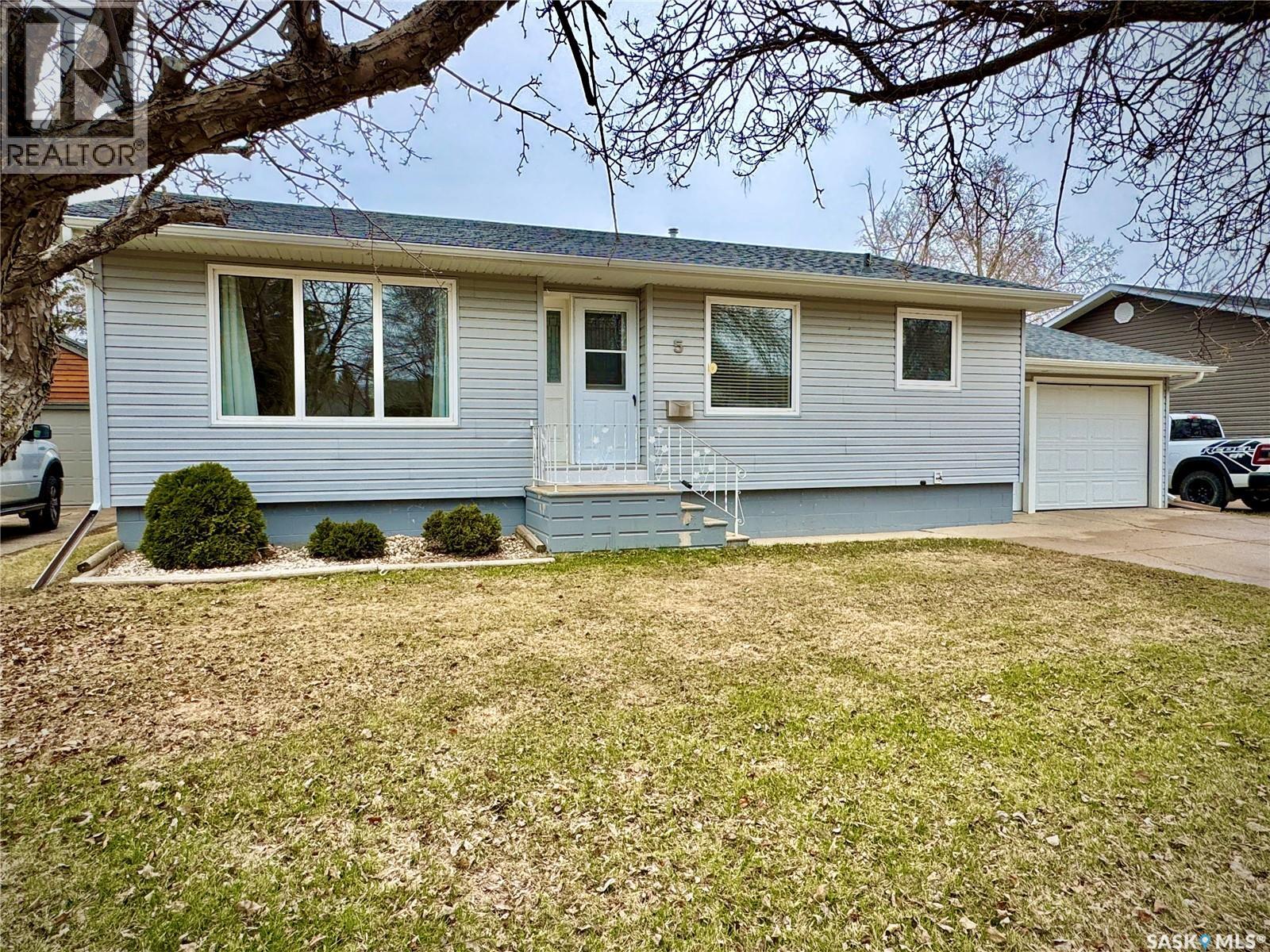 5 Crestwood Crescent, Yorkton, Saskatchewan  S3N 2P2 - Photo 1 - SK035677