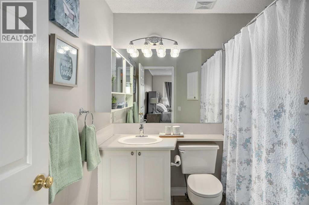 220 Douglas Glen Bay Se, Calgary, Alberta  T2Z 2M9 - Photo 18 - A2297250