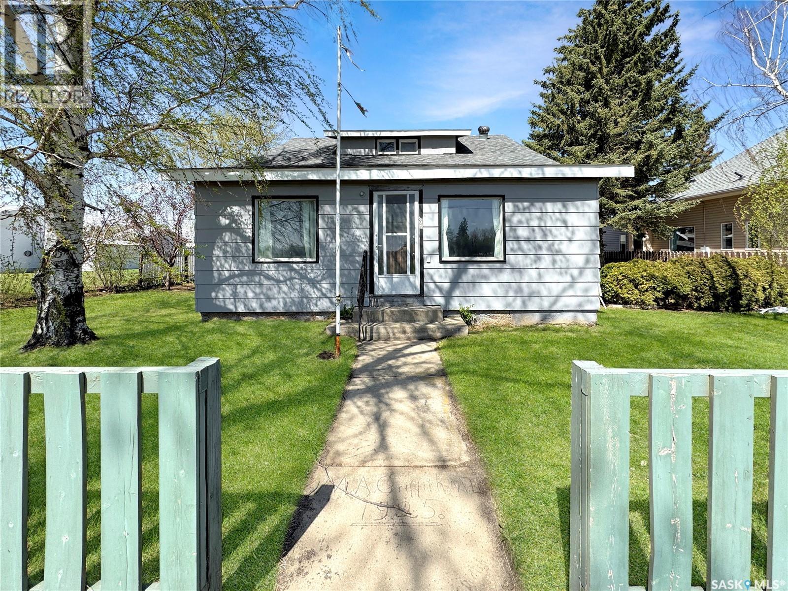 405 Railway Avenue, Cut Knife, Saskatchewan  S0M 0N0 - Photo 1 - SK035658