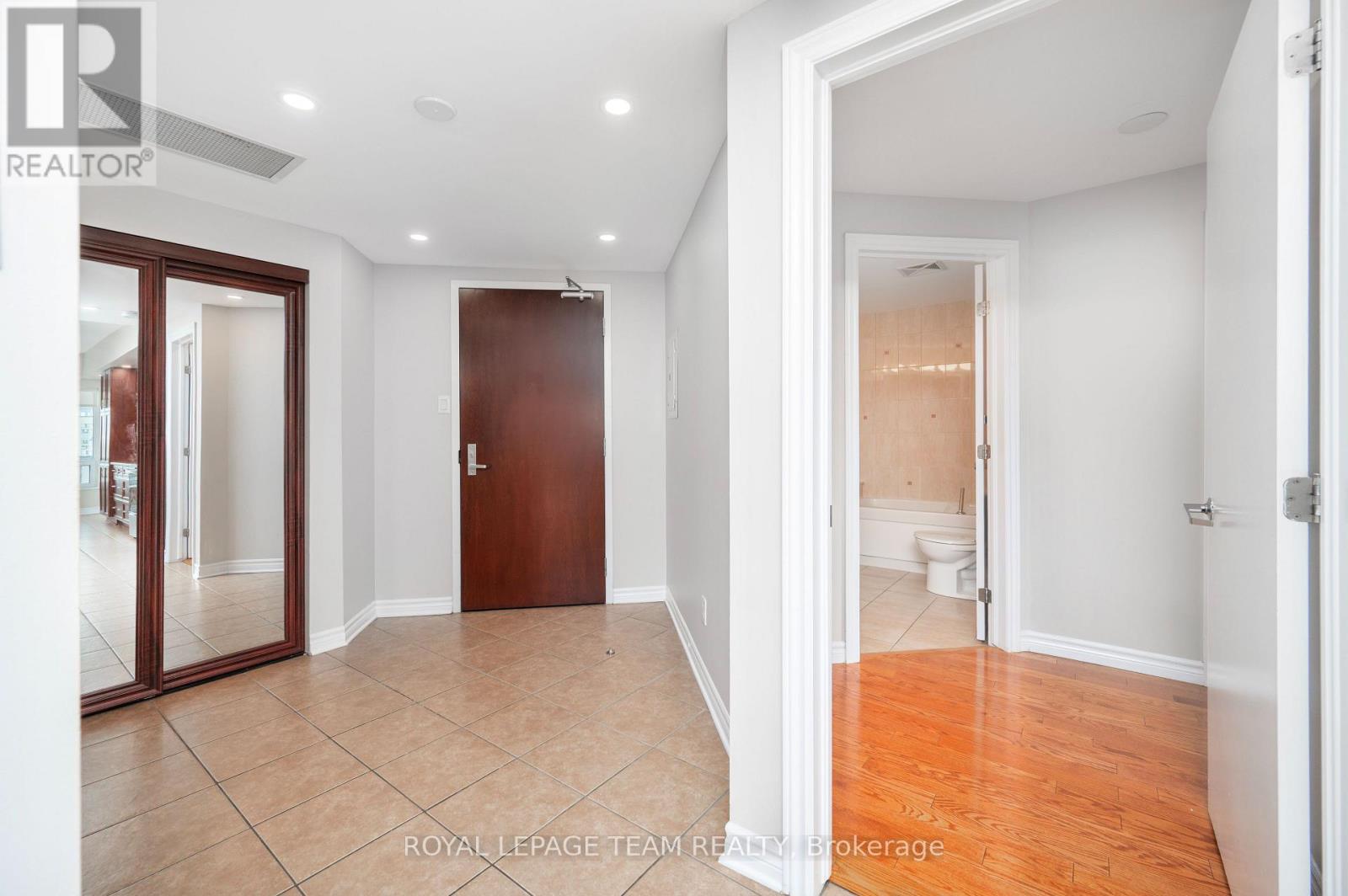 1704 - 200 Rideau Street, Ottawa, Ontario  K1N 5Y1 - Photo 3 - X12766176