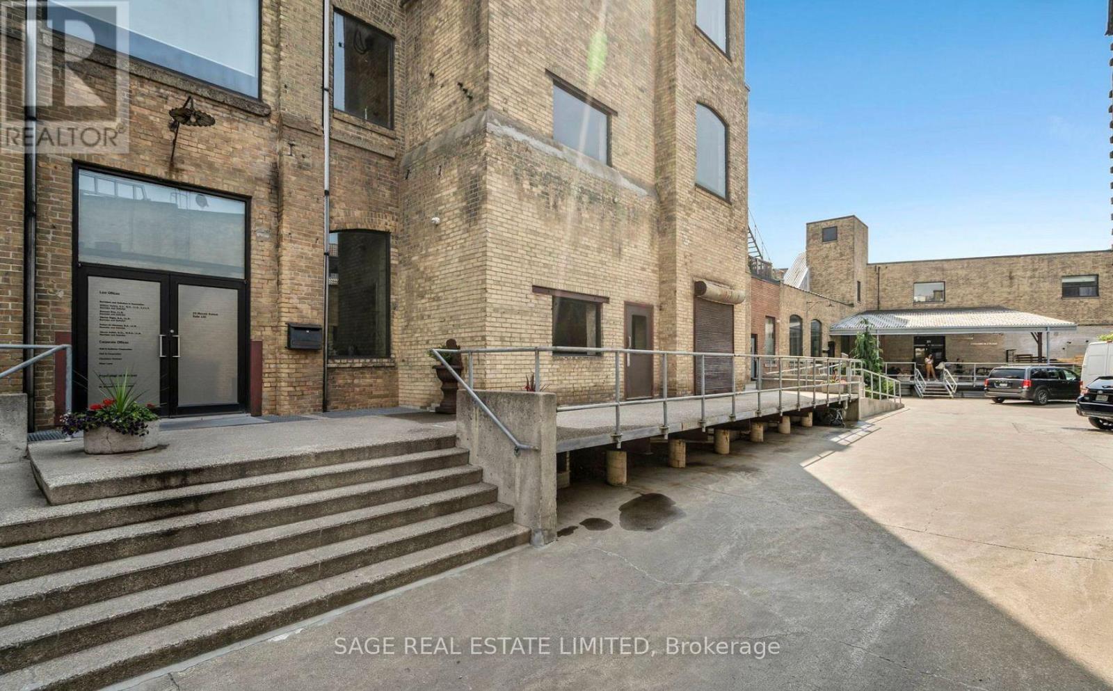 100annex - 25 Morrow Avenue, Toronto, Ontario  M6R 2H9 - Photo 19 - W12929998