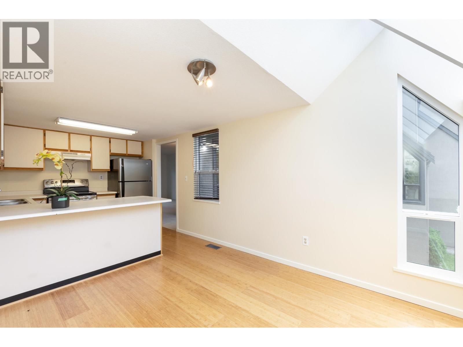 8526 Woodtrail Place, Burnaby, British Columbia  V5A 4A9 - Photo 12 - R3116578