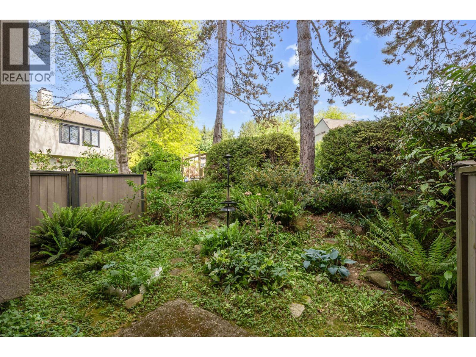 8526 Woodtrail Place, Burnaby, British Columbia  V5A 4A9 - Photo 15 - R3116578