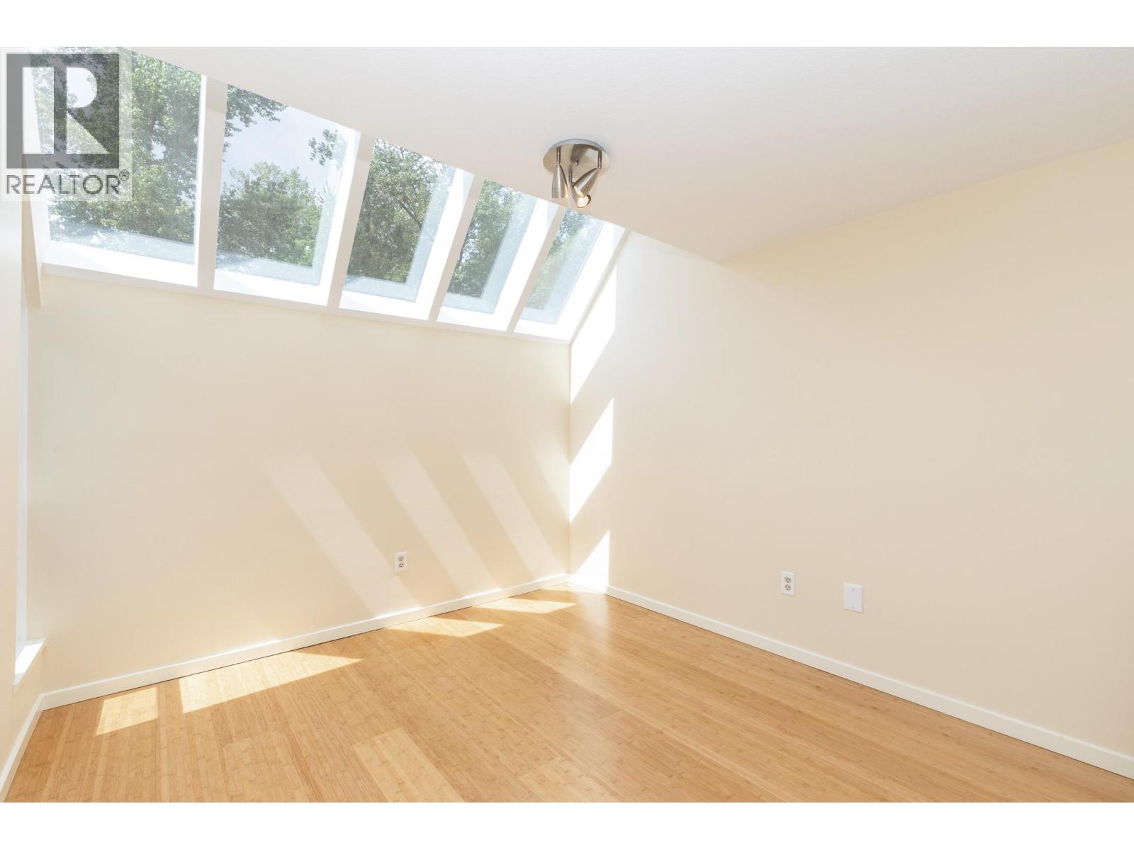 8526 Woodtrail Place, Burnaby, British Columbia  V5A 4A9 - Photo 3 - R3116578