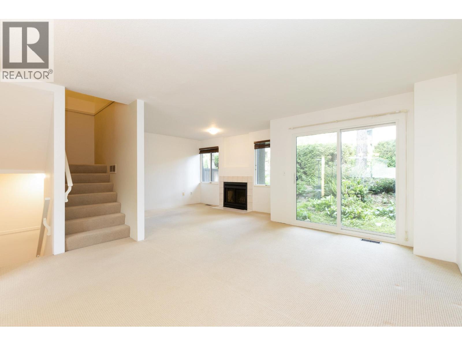 8526 Woodtrail Place, Burnaby, British Columbia  V5A 4A9 - Photo 6 - R3116578