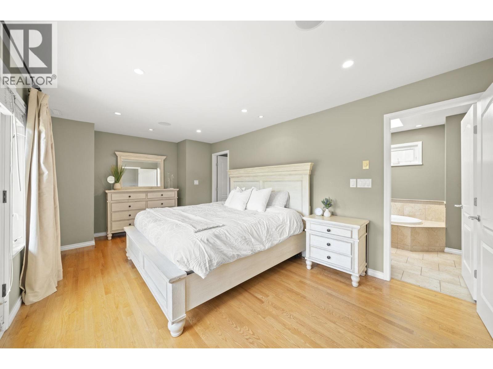 4792 Cedarcrest Avenue, North Vancouver, British Columbia  V7R 3R3 - Photo 16 - R3122736