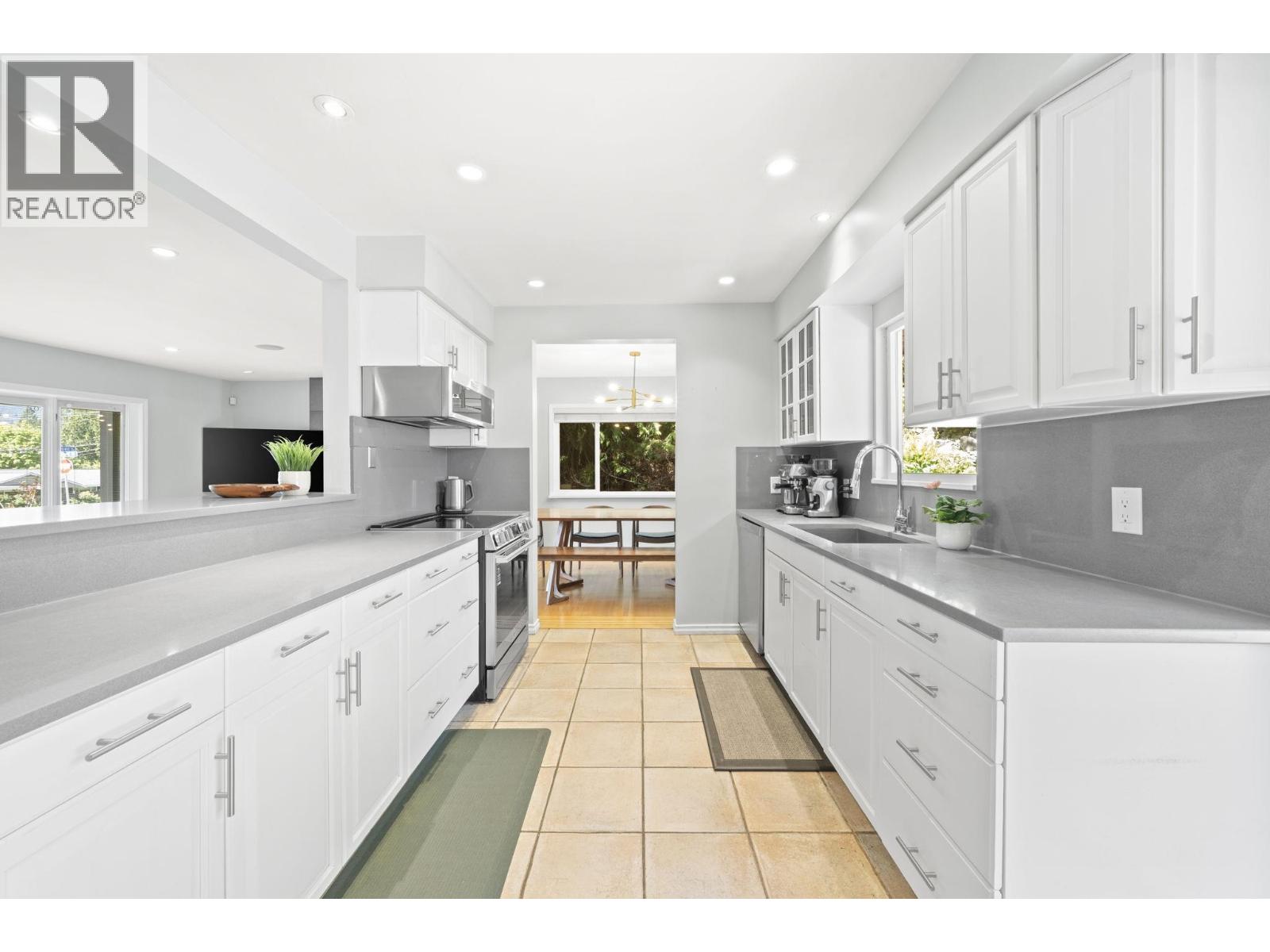 4792 Cedarcrest Avenue, North Vancouver, British Columbia  V7R 3R3 - Photo 8 - R3122736