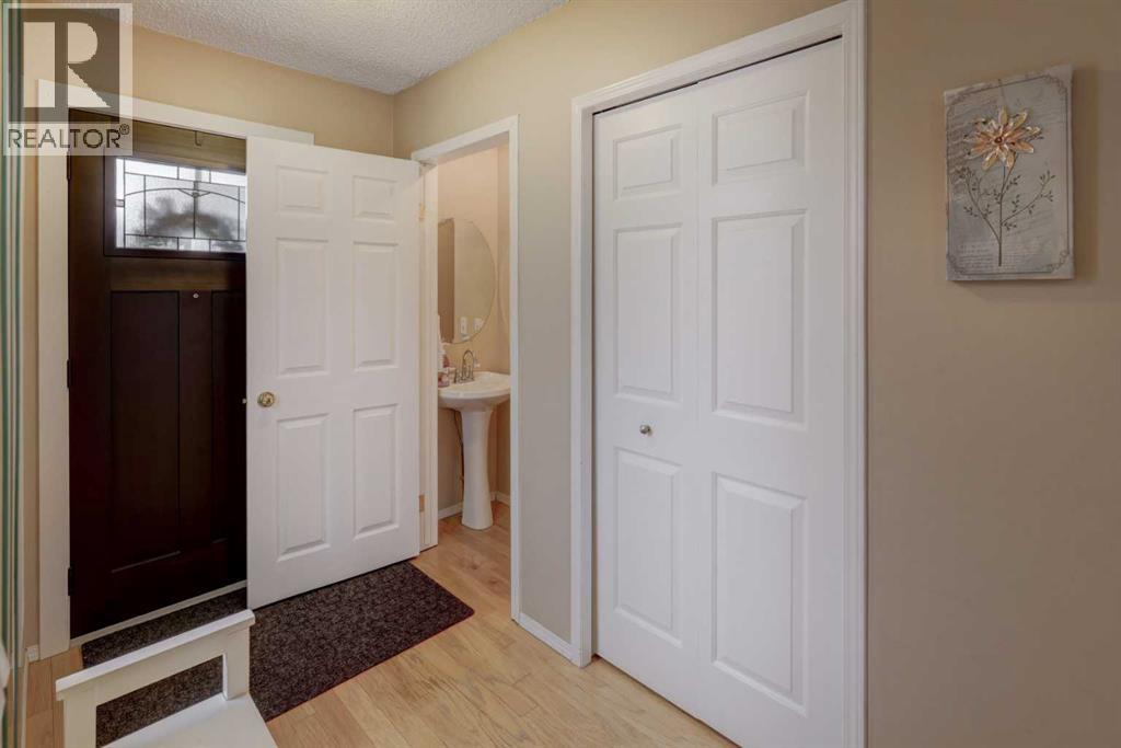 135 Coverdale Court Ne, Calgary, Alberta  T3K 4J7 - Photo 4 - A2303594