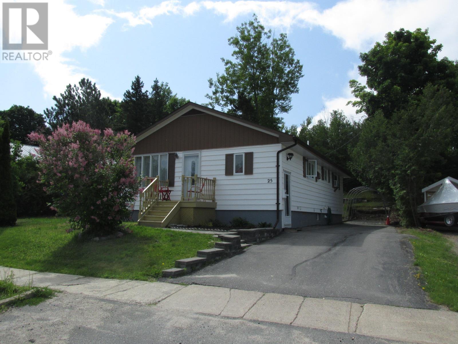 25 Roman AVE, Elliot Lake, Ontario