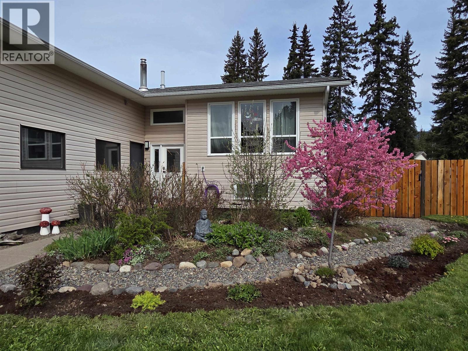 2325 Omineca Place, Houston, British Columbia  V0J 1Z2 - Photo 3 - R3118749