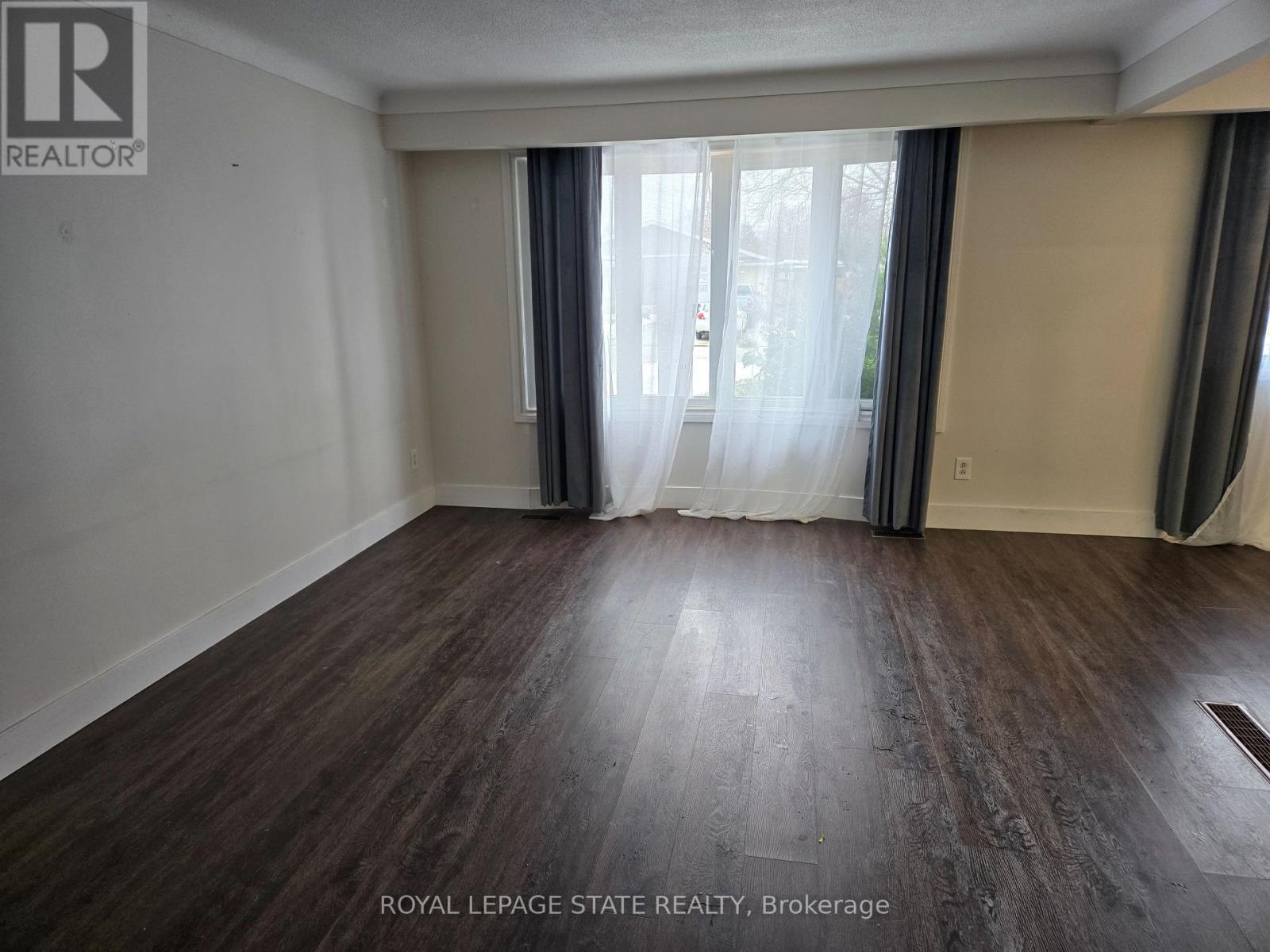 3 Governor Simcoe Drive, St. Catharines, Ontario  L2N 3J1 - Photo 4 - X12826482