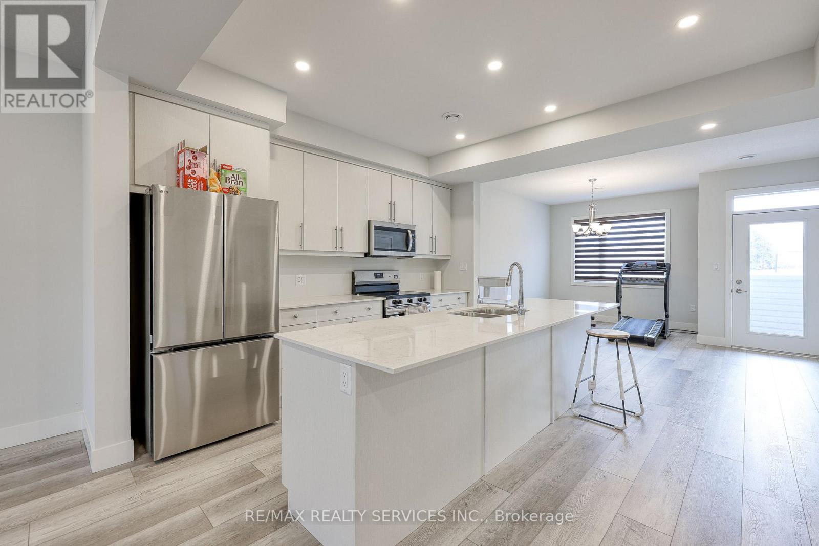 12 - 925 Deveron Crescent, London South, Ontario  N5Z 5A4 - Photo 4 - X12972194