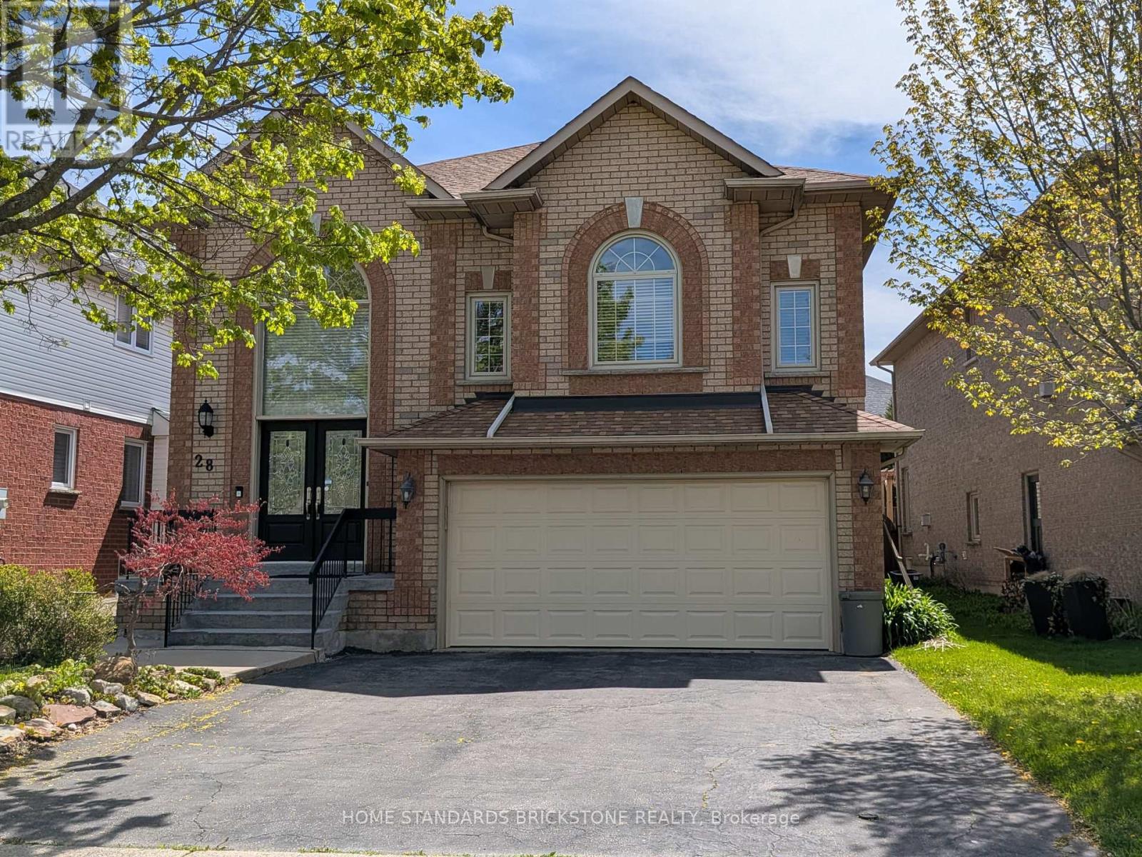 28 BROOKHURST CRESCENT, Hamilton, Ontario