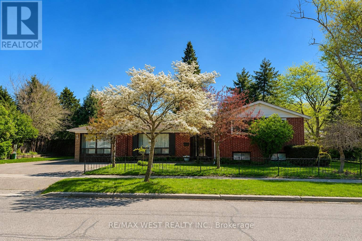 2 Lisburn Crescent, Toronto, Ontario  M2J 2Z5 - Photo 1 - C13118664