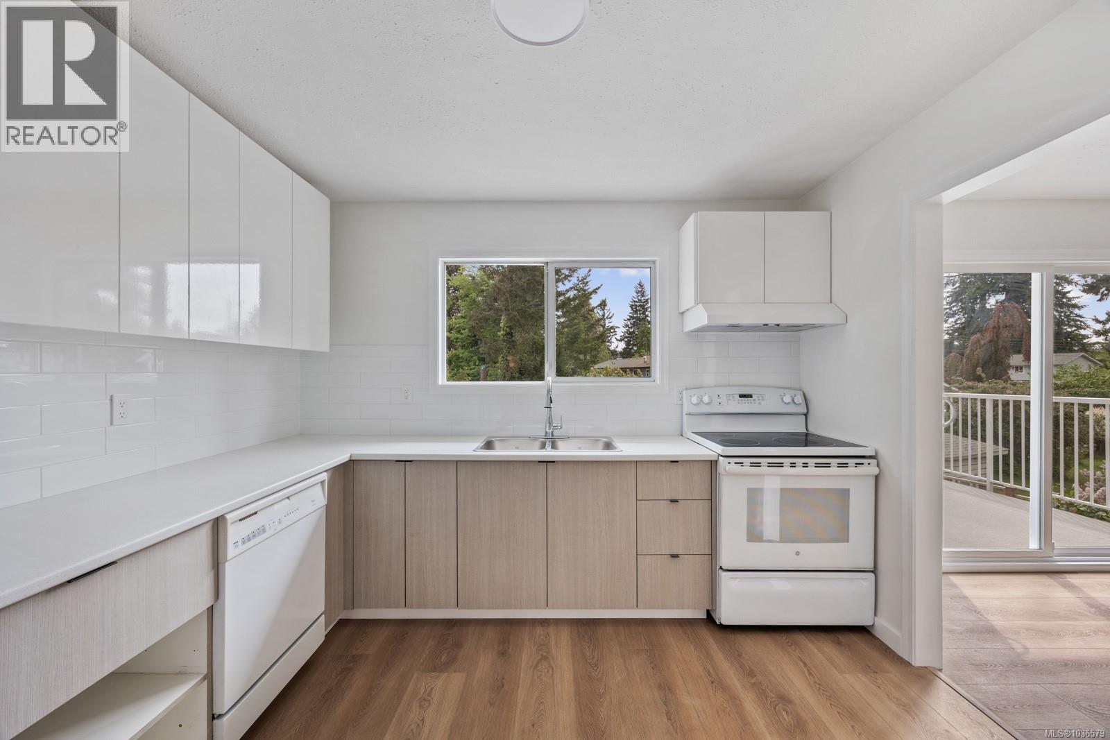 384 Cortez Cres, Comox, British Columbia  V9M 3A1 - Photo 3 - 1036579